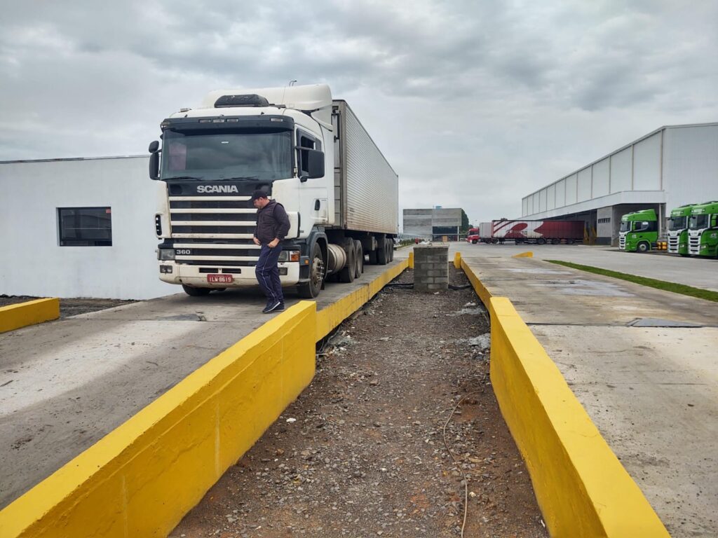 Balança e caminhão