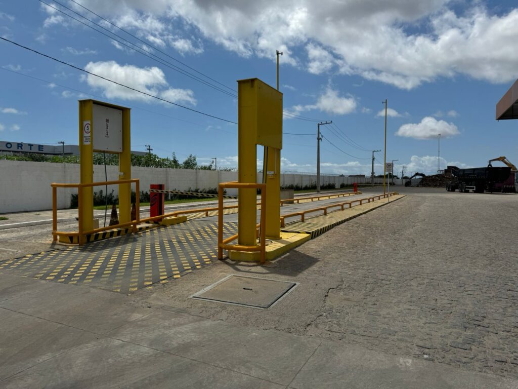 Balança com sistemas automatizados controlam variáveis como temperatura e velocidade, minimizando a chance de acidentes.