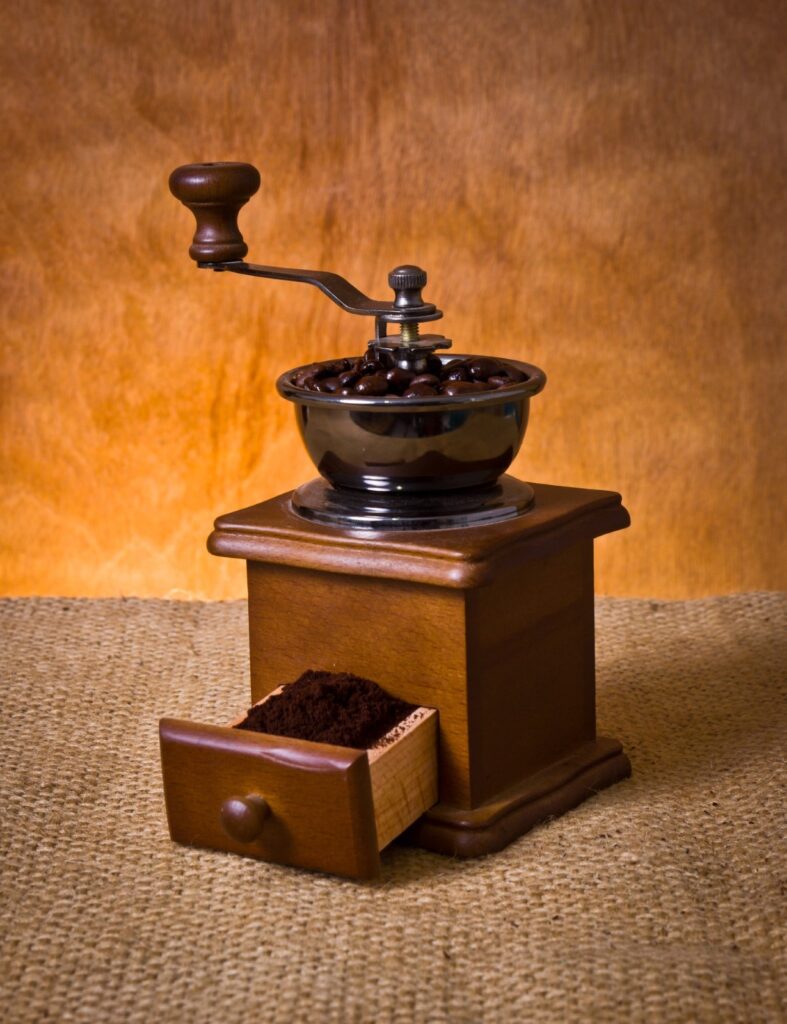 Moedor de café antigo. Uma mostra no avanço da tecnologia dos moedores de café.